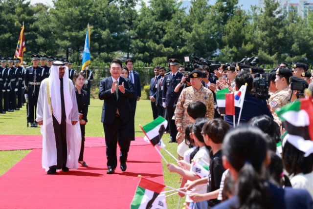 윤석열 대통령과 모하메드 빈 자이드 알 나흐얀 아랍에미리트(UAE) 대통령이 29일 용산 대통령실에서 국빈 방한 공식환영식을 갖고 있다. /대통령실