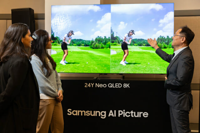 브라질 상파울루 ‘2024 중남미 테크세미나’에서 참석자들이 2024년형 Neo QLED 8K 신제품을 살펴보고 있다./삼성전자