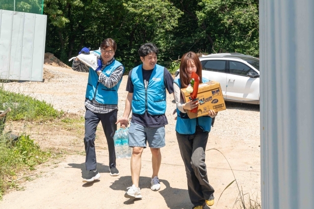 정종철 쿠팡풀필먼트서비스 대표이사(왼쪽)와 직원들이 28일 생필품과 카네이션을 들고 인천시 서구 오류왕길동 일대 독거 노인가정을 찾아가고 있다. /쿠팡풀필먼트서비스