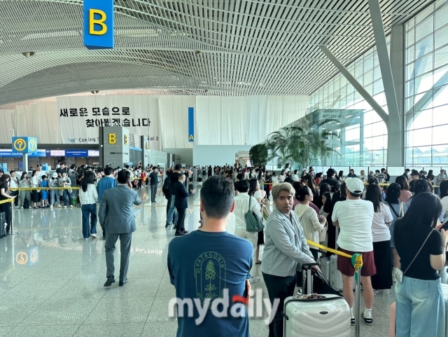 2일 대한민국 축구국가대표팀이 인천국제공항을 통해 싱가포르로 출국했다. 팬들이 인산인해를 이루고 있다/인천국제공항=노찬혁 기자 