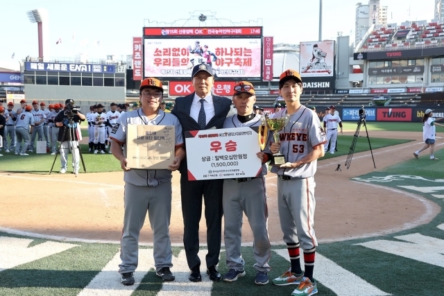 지난 1일 수원KT위즈파크에서 열린 ‘제15회 선동열배 OK 농아인야구대회’에서 선동열 전 야구 국가대표팀 감독(왼쪽 두번째)이 우승을 차지한 대구호크아이즈 선수단원과 기념촬영을 하고 있는 모습. /OK금융그룹