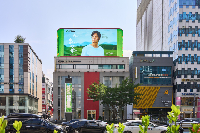 이토엔(ITO EN)이 오타니 쇼헤이 선수가 등장하는 녹차 음료, ‘오이오차’ 글로벌 옥외 광고 캠페인을 진행한다. 이번 캠페인은 한국을 포함해 야구 인기가 높은 일본, 미국, 대만에서 동시 진행된다. 오이오차는 LA다저스 소속 오타니 선수를 글로벌 앰배서더로 발탁하고, 전 세계에 차 문화를 알리는 캠페인을 진행 중이다. ‘오이오차’는 기네스 인증 전 세계 판매 1위 녹차 브랜드로, 현재 전 세계 40여개 국에서 판매 중이다. (강남역 규정빌딩)