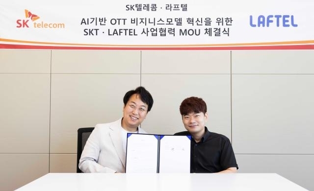 라프텔 여의도 본사에서 김혁 SKT 미디어제휴 담당(왼쪽)과 박종원 라프텔 대표가 업무협약을 체결했다. /SK텔레콤