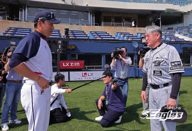 두산 이승엽 감독과 한화 김경문 감독(오른쪽)이 경기 전 인사를 나누고 있다./한화 이글스