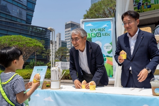 11일 서울 중구 NH농협금융지주 본사 광장에서 실시된 ‘NH-Ecycling Day’ 폐전자제품 기부행사에서 이석준 NH농협금융지주 회장(왼쪽), 이석용 NH농협은행 은행장(오른쪽)이 도넛을 나눠주고 있다. /NH농협금융지주