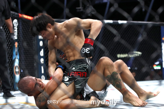 지난해 7월 UFC 290에서 에드가 차이레스(아래)와 대결에서 파운딩을 날리는 다이라. /게티이미지코리아