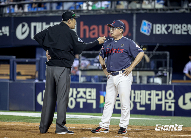 지난 16일 LG 트윈스 오스틴 딘의 송구 방해와 관련해 심판진에게 항의하고 있는 롯데 자이언츠 김태형 감독./롯데 자이언츠