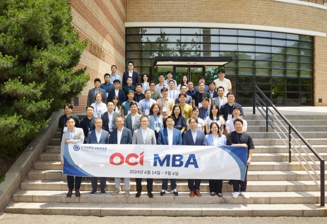 지난 14일 OCI MBA 13기 입학식에 참석한 OCI홀딩스 이우현 회장(앞줄 우측 4번째) 및 관계자들이 기념 촬영을 하고 있다. /OCI