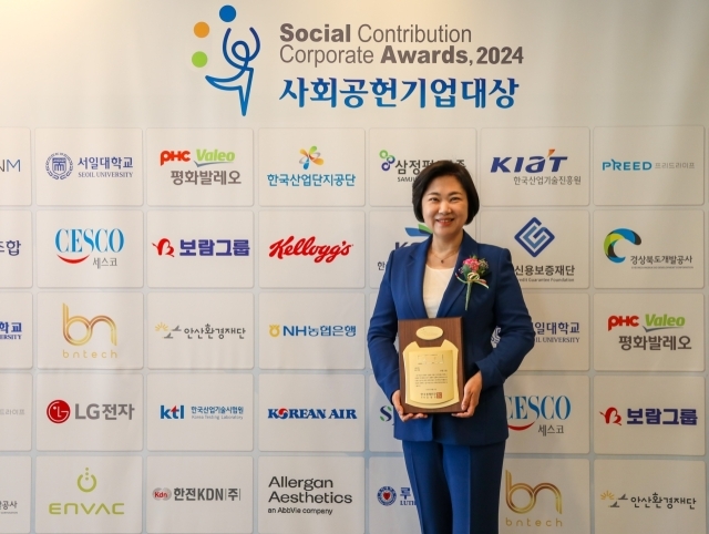 이송하 보람상조리더스 CMO(최고마케팅책임자)가 14일 한국경제신문사 다산홀에서 사회공헌기업대상을 수상한 뒤 기념촬영을 하고 있다. /보람그룹