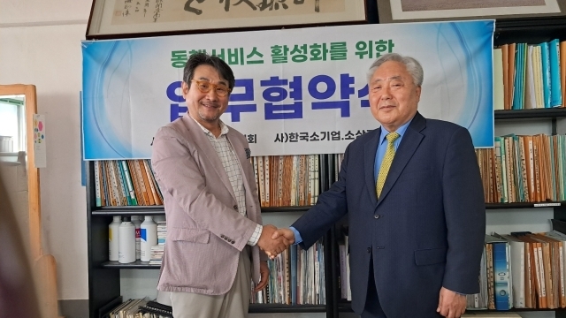 이상헌 한국동행서비스협회장과 박인복 한국소기업 소상공인연합회 회장이 업무협약식을 마치고 악수를 하고 있다.