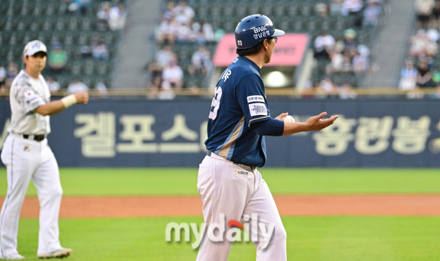 통산 1400안타를 친 박민우가 세리머니를 하고 있다 / 잠실 = 유진형 기자 zolong@mydaily.co.kr