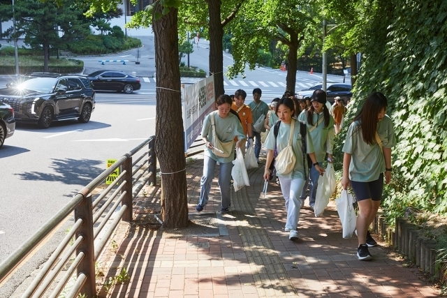 현대캐피탈 임직원이 지난 18일 서울 남산공원 일대에서 쓰레기를 주우며 환경보호에 나섰다. /현대캐피탈