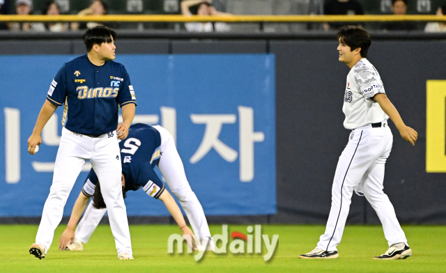 두산 김택연과 NC 한재승이 이야기 나누고 있다 / 잠실 = 유진형 기자 zolong@mydaily.co.kr