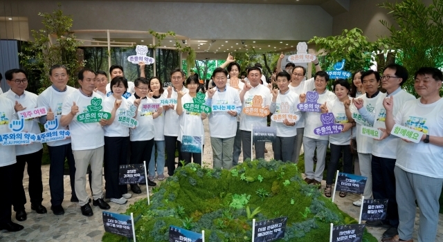 22일 오영훈 제주도지사(가운데)를 비롯한 유관기관과 제주관광 사업체 대표 등 관계자가 ‘제주와의 약속’ 대국민 선포식에 참여해 행사장 내 오름 조형물에 8대 약속 깃발을 꽂고 기념촬영을 하고 있다. /제주도