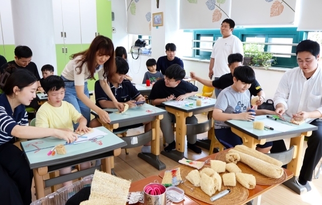 삼천리는 경기도 광명에 있는 광명장애인종합복지관 초록지역아동센터에서 장애인 아동·청소년을 위한 자원봉사활동을 통해 지역사회 소외계층과의 상생과 나눔을 실천하는 데 앞장섰다고 24일 밝혔다. /삼천리