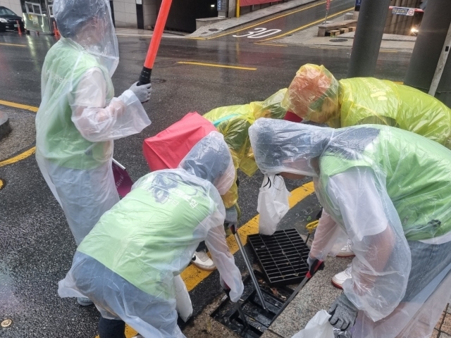 DB손해보험 임직원과 그 가족 60여명은 지난 22일 서울 강남구 포스코사거리 일대에서 봉사활동을 했다. /DB손해보험