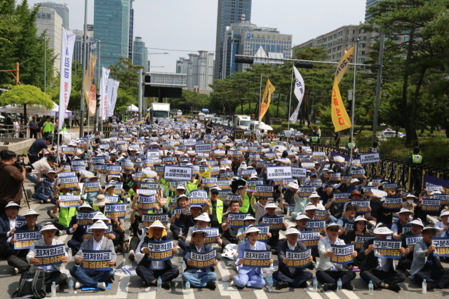 무더위에도 서울 여의도 국회의사당 앞은 최저임금 동결을 촉구하는 전국 2000여 소상공인들로 가득찼다. 소상공인연합회는 25일 오후 2시 한낮에 서울 여의도 국회의사당 앞에서 ‘최저임금 제도 개선 촉구 결의대회’를 열었다. /소상공인연합회