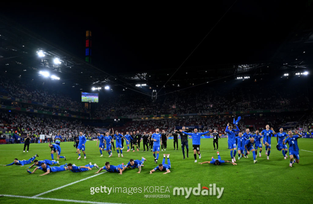 잉글랜드를 상대로 0-0 무승부로 16강전에 진출한 슬로베니아 선수들이 환호하고 있다.