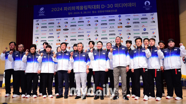 2024년 6월 26일 충북 진천국가대표선수촌에서 진행된 ‘2024 파리하계올림픽대회 D-30 미디어데이’에서 각 종목의 대표선수들과 이기흥 대한체육회장이 파이팅 포즈를 취하고 있다./진천=곽경훈 기자 kphoto@mydaily.co.kr