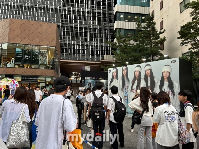 도쿄 시부야 캐스트가든에서 그룹 뉴진스의 스포티파이 팝업이 열렸다. / 이예주 기자