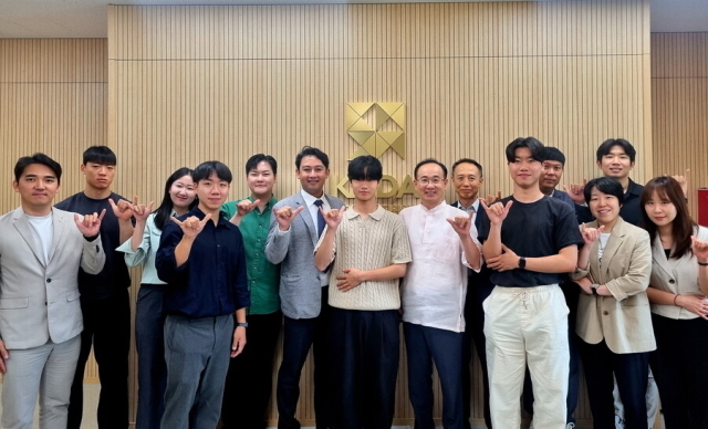 김금평 KADA 사무총장(왼쪽에서 여덟 번째)과 한양대학교 학술동아리 학생들이 업무 협의 후 기념 촬영을 하고 있다. /KADA 제공