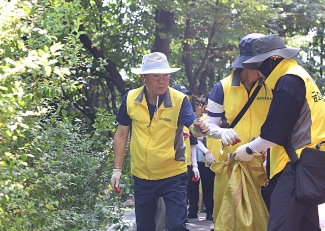 종훈 금호석유화학 대표이사를 비롯한 임직원 30명은 본사 근처의 남산 백범광장에 모여 유해 식물에 대해 학습을 진행한 후, 둘레길을 따라 남산야외식물원 지점까지 약 2km 거리를 이동하며 유해 식물을 제거하는 활동을 진행했다. /금호석유화학