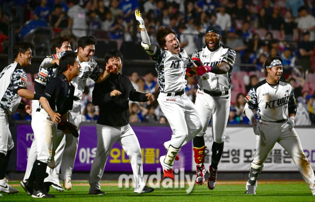 오승환을 상대로 끝내기 안타를 친 홍현빈이 포효하고 있다 / 수원 = 유진형 기자 zolong@mydaily.co.kr