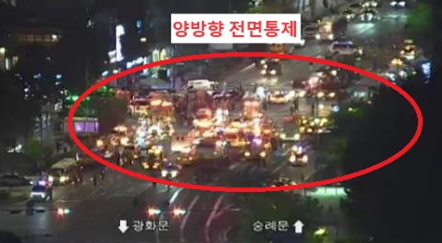 1일 오후 9시27분경 서울 시청역 인근 교차로에서 역주행 차량이 인도로 돌진하는 사고가 발생해 현장 일대 도로가 전면 통제되고 있다. /서울교통정보포털