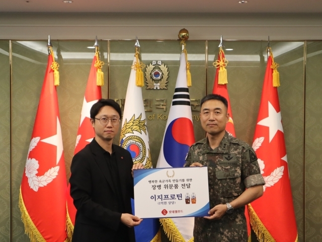 지난 2일 서울 용산구 로카우스 호텔에서 열린 ‘행복한 육군 가족 만들기’를 위한 장병 위문품 전달식에서 홍종현 롯데웰푸드 푸드마케팅1부문장(왼쪽), 김진익 육군본부 인사참모부장이 기념촬영을 하고 있다. /롯데웰푸드