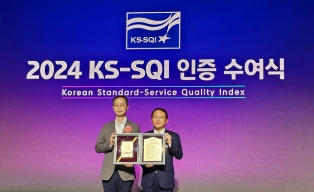 지난 2일 서울 중구 장충동 신라호텔에서 열린 ‘2024 KS-SQI 인증 수여식’에서 홍창영 11번가 고객중심경영담당(왼쪽)과 한국표준협회 강명수 회장이 KS-SQI 인증패 수여 후 기념촬영을 하고 있다. /11번가