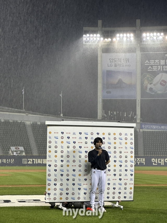 폭우를 맞고 인터뷰에 임하고 있는 두산 베어스 곽빈./잠실 = 박승환 기자 absolute@mydaily.co.kr