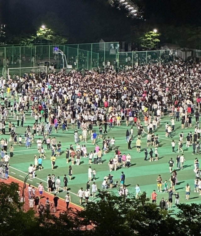 5일 손흥민이 훈련한 수지체육공원에 많은 사람이 몰려들었다. /온라인 커뮤니티