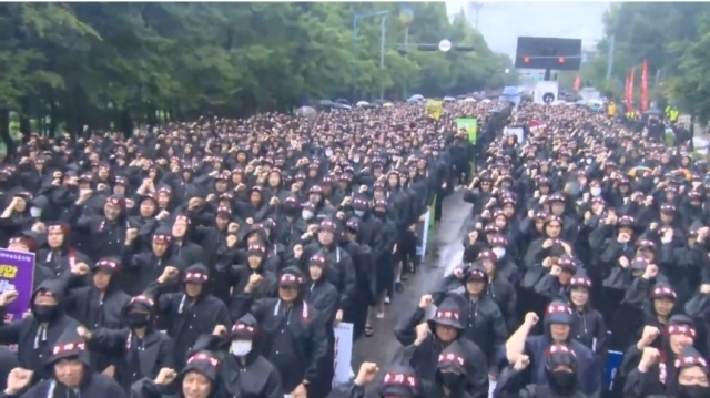 지난 8일 오전 경기도 화성시 삼성전자 화성사업장 앞에서 열린 전국삼성전자노동조합 총파업 결의대회에서 조합원들이 구호를 외치고 있다. /전삼노