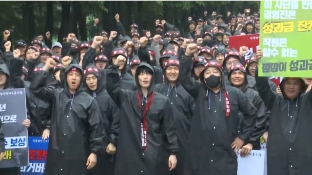 8일 오전 경기도 화성시 삼성전자 화성사업장 앞에서 열린 전국삼성전자노동조합 총파업 결의대회에서 조합원들이 구호를 외치고 있다. /전삼노 SNS 캡처