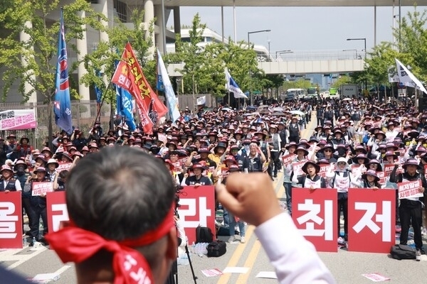 한국노총이 4일 오후 최저임금위원회 제8차 전원회의를 앞두고 정부세종청사 고용노동부 앞에서 최저임금 대폭인상촉구 결의대회를 개최하고 있다. /한국노총