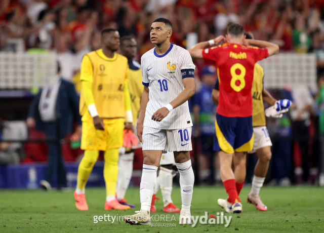 프랑스는 7일(한국시간) 프랑스 파리에 위치한 파르크 데 프랑스에서 열린 유럽축구연맹(UEFA) 네이션스리그A 2조 1차전에서 이탈리아에 1-3으로 졌다. 음바페는 이날 경기에서 선발 출전해 풀타임 활약하며 프랑스 공격을 이끌었지만 득점포가 침묵했고 프랑스는 역전패를 당했다./게티이미지코리아