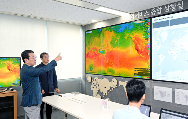 LG전자 조주완 CEO가 지난 9일 서울 마곡 LG사이언스파크 해외서비스 종합상황실에서 50여개 해외 법인의 서비스 운영 지표를 점검하고 있다. 조 CEO는 이날 AI와 디지털을 통해 고도화한 고객 서비스 시스템 현황 점검에 나섰다. /LG전자