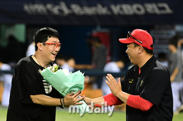 KBO 최초 선발 투수 400이닝을 돌파한 KIA 양현종이 이범호 감독의 축하를 받고 있다 / 잠실 = 유진형 기자 zolong@mydaily.co.kr