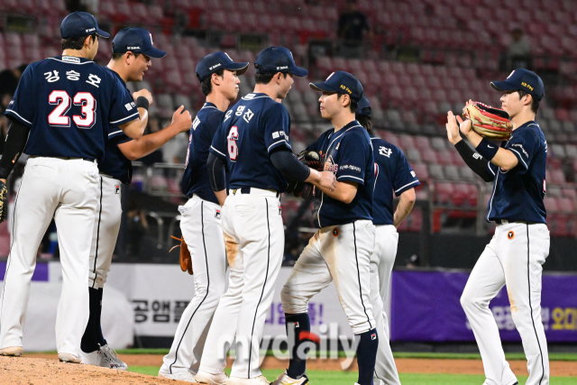 2024년 7월 11일 오후 경기도 수원 KT위즈파크에서 진행된 ‘2024 신한 SOL Bank KBO리그’ 두산-KT의 경기. 두산 선수들이 12-1로 승리한 뒤 마운드에서 하이파이브를 하고 있다./마이데일리