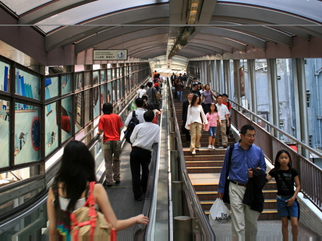 제때 출발하지 못한 여행객들로 인해 공항 안은 인파로 넘쳐났다. 화면 앞쪽의 사람들은 케세이패시픽 항공사(홍콩 국적항공사) 사무실 앞에 모여 대책 마련을 요구하며 항의하는 중이다. /신양란 작가