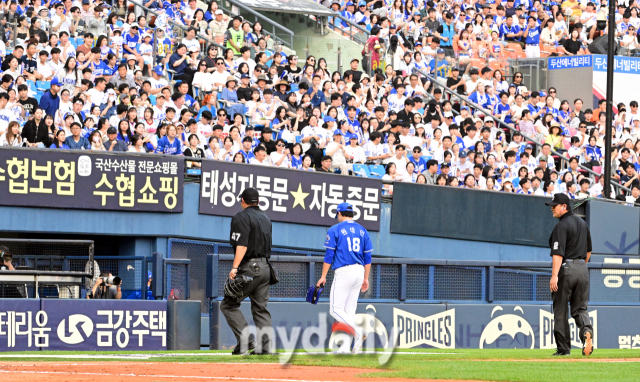 2024년 7월 13일 오후 서울 잠실야구장에서 진행된 ‘2024 신한 SOL Bank KBO리그’ 삼성-두산의 경기. 삼성 원태인이 1회말 2사 강승호에게 헤드샷을 던진 뒤 퇴장을 당하고 있다./잠실=곽경훈 기자 kphoto@mydaily.co.kr