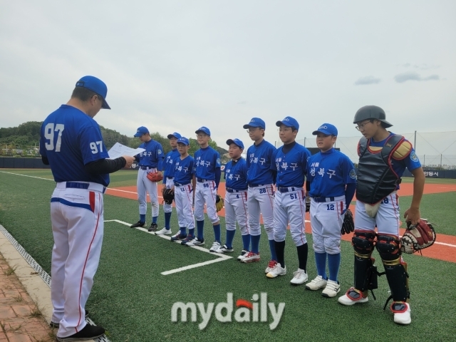 경기 전 작전 지시를 받고 있는 성북구 유소년야구단 선수들.