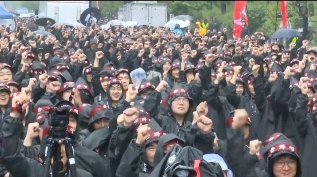 전삼노 조합원들이 8일 경기 화성 삼성전자 화성사업장 정문 앞에서 열린 총파업 결의대회에서 구호를 외치고 있다./전삼노 SNS 캡처