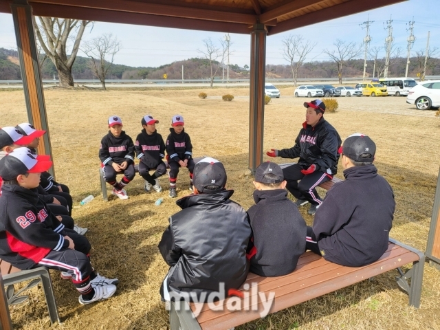 아이들과 이야기를 나누는 이홍구(위 오른쪽) 감독. 