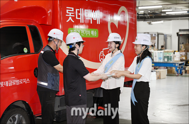 안전보건공단 서울남부지사 직원들이 롯데택배 서울구로지점 근로자에게 쿨키트를 전달하고 있다./송일섭 기자