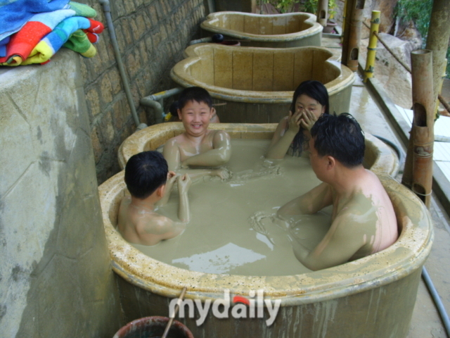 보트 트립이 무산된 아쉬움을 달래기 위해 찾아간 머드 온천에서 나름대로 즐거운 시간을 보낼 수 있었다./신양란 작가