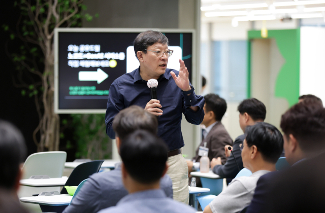 GS그룹 허태수 회장이 17일 서울 강남구 역삼동 GS타워에서 열린 하반기 GS 임원 모임에서 그룹의 신사업 의지를 피력하면서 디지털 혁신 가속화를 당부하고 있다./GS그룹