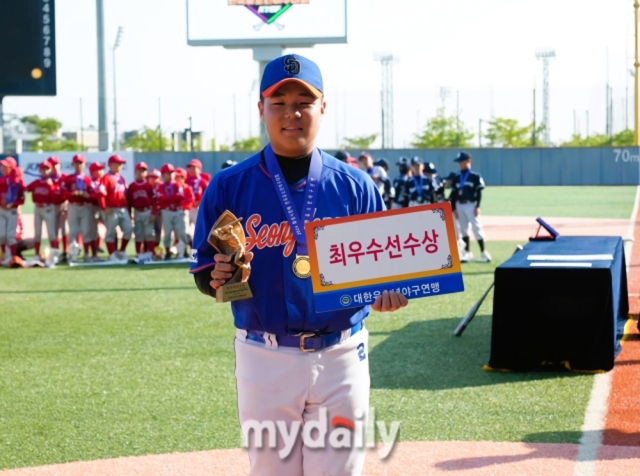 2024 화성시장배에서 최우수선수상을 받은 성동구 유소년야구단의 김도빈. 