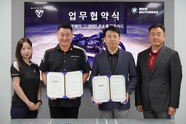 (오른쪽부터)세이프웨어 정도우 부대표 및 신환철 대표, BMW 코오롱 모토라드 최지훈 지점장 및 황아름 주임,/세이프웨어