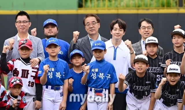 제1회 마이데일리배 유소년야구대회 개막식 직후 기념촬영/장충=한혁승 기자 hanfoto@mydaily.co.kr, 장충=유진형 기자 zolong@mydaily.co.kr